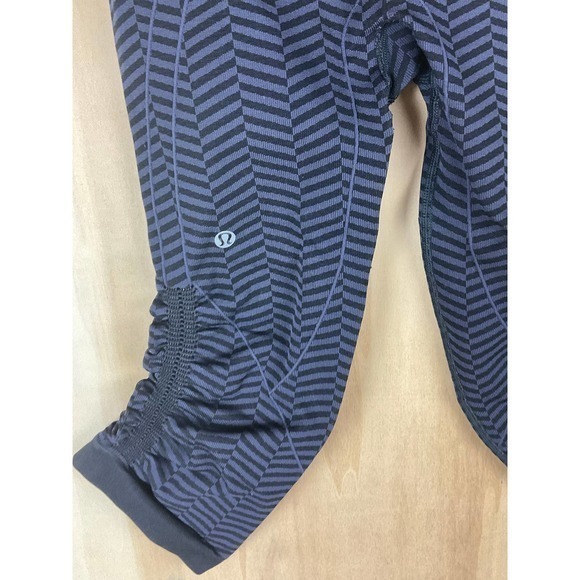 Lululemon Leggings Womens 6 In The Flow Crop Chevron - Picture 3 of 5